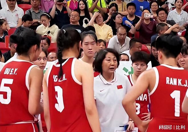 73-58中国女篮主场惜败，李雨汧17+5拼到犯满，以小见大