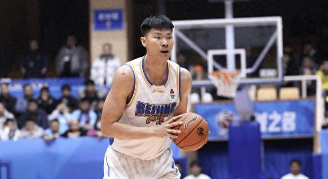 尷尬！600萬頂薪先生無人防守還虛晃上籃，球迷：全場唯一的小丑