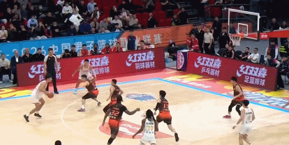 最后一攻“自殺”？山東0.9秒落后3分擁絕平機(jī)會(huì) 高詩巖發(fā)球要2分