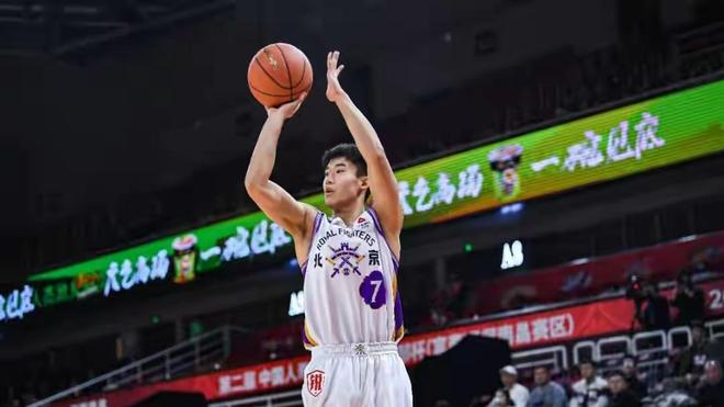 付豪火爆動作引爭議：拉人掌摑對手遭違體，楊鳴沉默引熱議