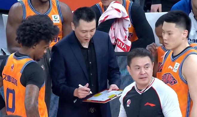 上海男籃20分大勝浙江，攻防兩端力壓對手，李弘權(quán)18分張鎮(zhèn)麟11分