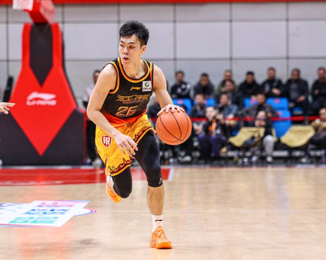 CBA歷史第一人！新秀直接打成本土得分王，球迷：讓混子情何以堪