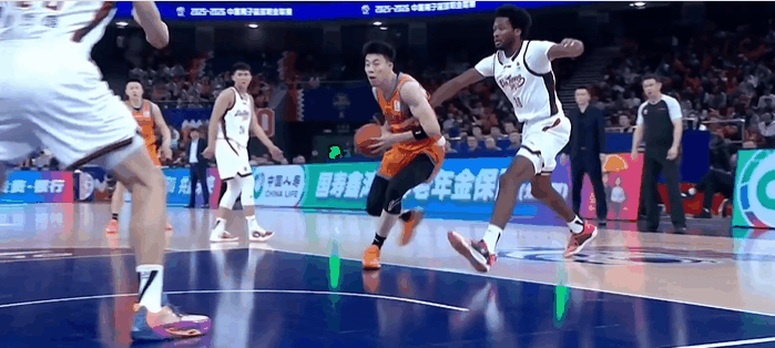 痛擊隊友！張鎮(zhèn)麟飛身上籃時一肘將隊友王哲林擊倒