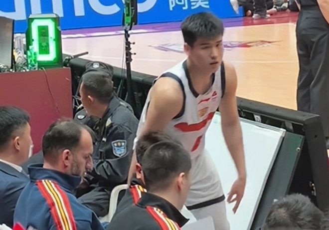 不是薩林杰，不是徐杰！CBA記者大贊廣東隊(duì)得0分球員