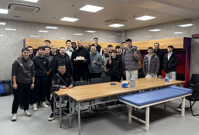 遼寧為莫蘭德慶生！楊鳴露肩，本人舉蛋糕笑開花，已成球隊(duì)支柱！