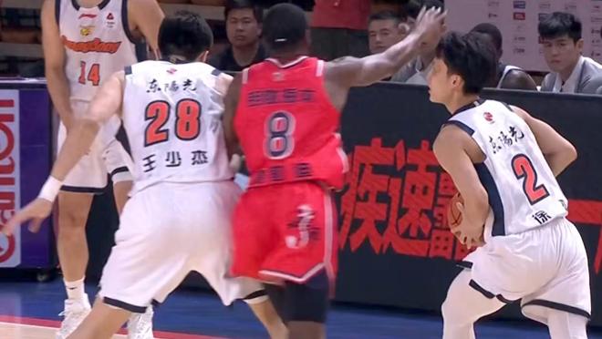 雙殺！CBA爭(zhēng)冠熱門又贏了，誕生第2支五連勝球隊(duì)，徐杰20分真穩(wěn)