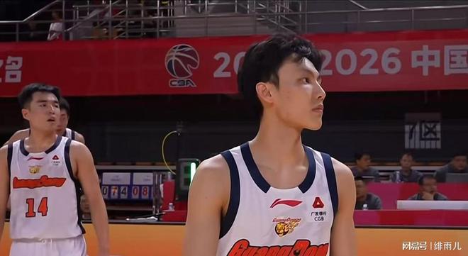 裁掉奎因？廣東隊被逼更換外援，朱芳雨有望引進(jìn)“黑又硬”中鋒！