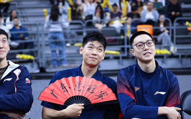 胡明軒承認有傷，國家隊要泡湯！杜鋒重用兩后衛(wèi)，19歲小將撿漏