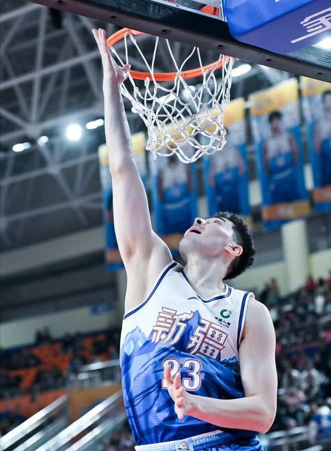 努力又無奈的沙拉木！轟14分10板難獲重視，新疆主場高喊劉煒下課