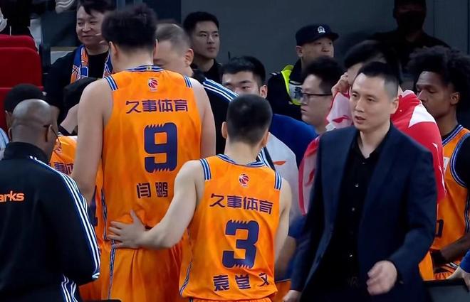 上海男籃大勝，防守提升明顯，李弘權(quán)18+8弗格9中2 龐崢麟被限制