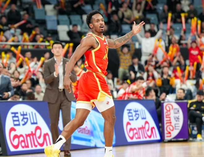 王博一招拿捏楊鳴！布朗26+4+2姜宇星五項掛零，廣廈32分大勝遼寧