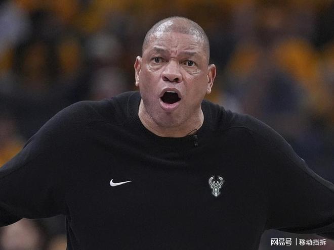 暗諷誰(shuí)呢？老里：字母哥不像某些后衛(wèi)，用夸張的肢體動(dòng)作博得哨聲