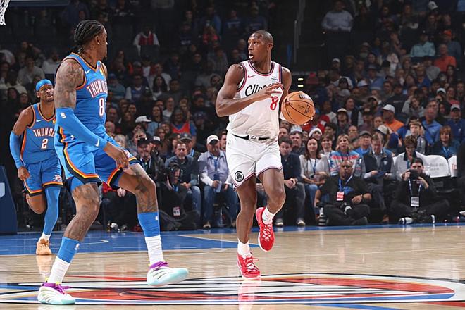 進(jìn)攻端的表現(xiàn)已經(jīng)大幅提升了，快船的問題顯然不是出在他身上？