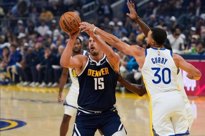 庫里42+6+7刷爆紀(jì)錄創(chuàng)2歷史第1神跡！巴特勒立功，霍福德寶刀未老