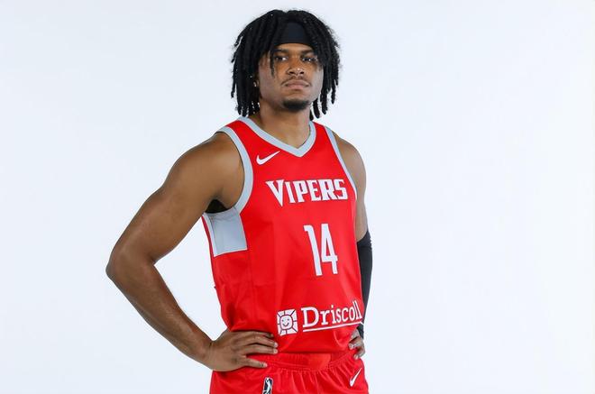 首戰(zhàn)表現(xiàn)堪稱(chēng)災(zāi)難！前76人側(cè)翼新星在火箭二隊(duì)的表現(xiàn)令人擔(dān)心？