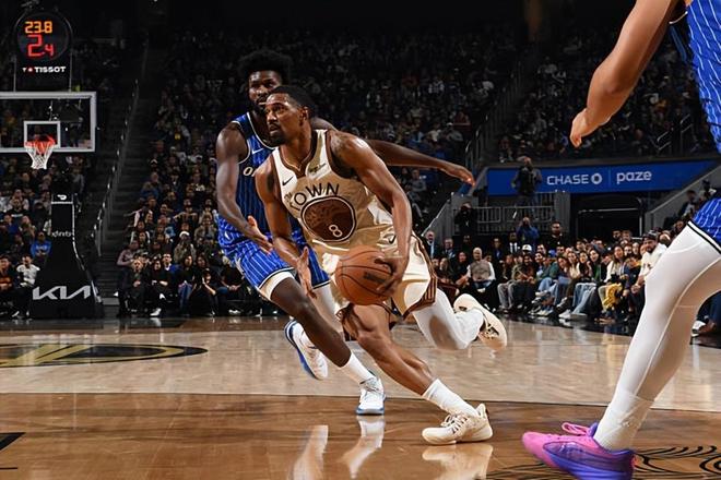 防守端作用明顯，但勇士后場新援在進(jìn)攻端的表現(xiàn)也太辣眼睛了吧？