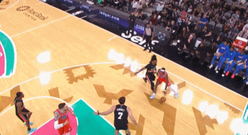 假摔犯！亞歷山大開場就造犯規(guī)，馬刺主場集體喊flopper嘲諷