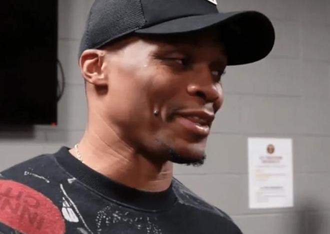 這和傳言說(shuō)的不符?。⊥僦毖裕壕蚪鸩幌胱屛一氐角蜿?duì)！