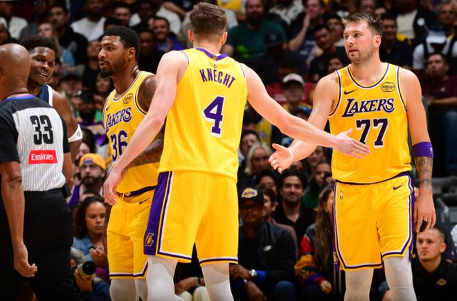 無詹湖人首勝：3人20+最多領(lǐng)先25分 東契奇49+11+8完勝華子