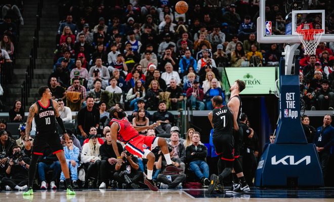 36歲哈登仍具備超強(qiáng)戰(zhàn)力！場(chǎng)均26+8多隊(duì)關(guān)注 兩舉措無(wú)愧暖心偶像