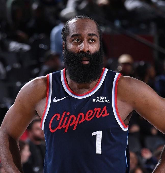 记者：哈登的名字最近出现在了交易市场上，多队正密切关注他