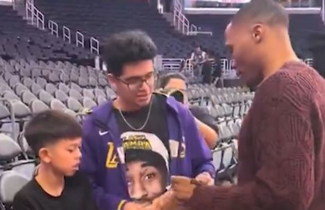 阿里納斯：威少給球迷簽了護(hù)腕，你們對(duì)他的詆毀該消停點(diǎn)了