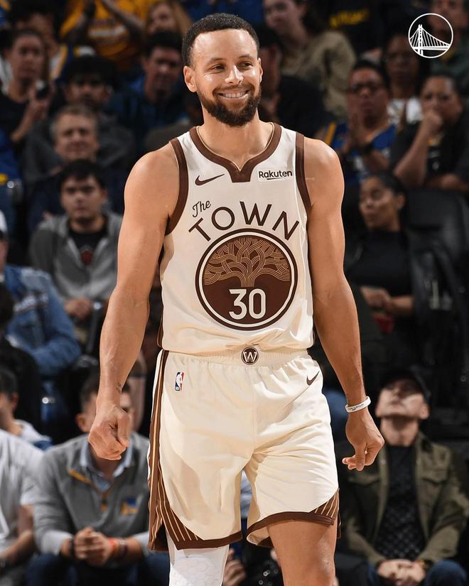 下半場(chǎng)暴走，庫(kù)里全場(chǎng)23中10得26分6助，第三節(jié)6中6獨(dú)攬15分