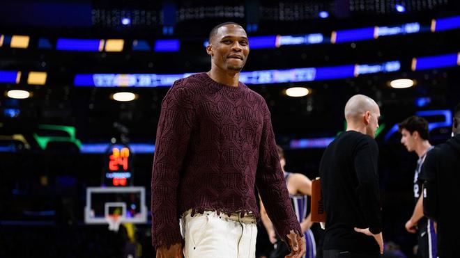 開心，國王隊的威斯布魯克在球迷狂歡節(jié)上看起來非常享受生活