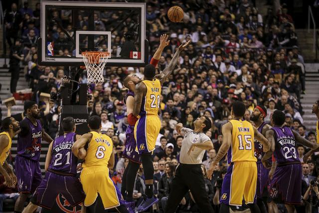 團(tuán)隊(duì)洪流碾壓孤膽英雄：太陽七人上雙詮釋現(xiàn)代籃球真諦