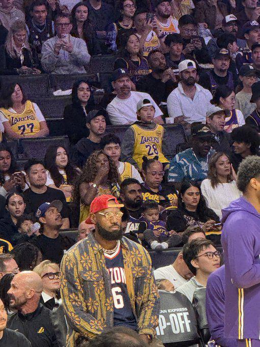 美記曬照：勒布朗身穿小兒子布萊斯大學(xué)球衣在場邊觀戰(zhàn)