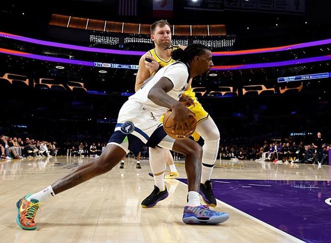 簡直是被湖人打爆了！森林狼內(nèi)線大將拿到大合同后的表現(xiàn)令人擔(dān)心