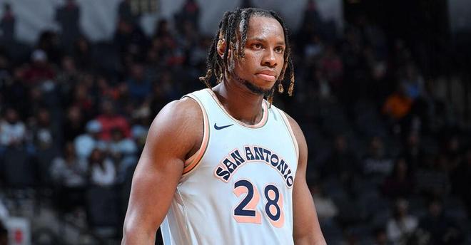 單場(chǎng)7+17，稱霸NCAA的第一高中生，才24歲啊，無奈被裁無球可打！