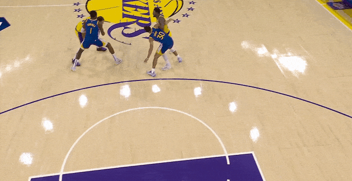 危險(xiǎn)動(dòng)作，斯馬特夾庫(kù)里胳膊將其掀翻在地被吹一級(jí)惡意犯規(guī)