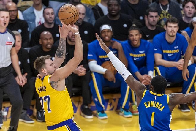 爆砍43分12籃板率隊(duì)輸球，東契奇兩項(xiàng)數(shù)據(jù)激怒湖人球迷