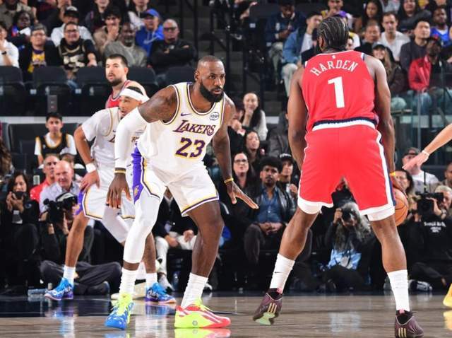 大勝！小卡32+12，哈登21+10，老詹空砍36+4，湖人一套首發(fā)傷沒了