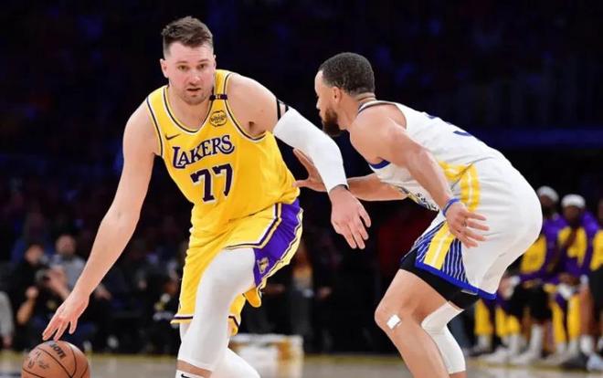 湖人首秀攻守打崩！角色球員引得分匱乏，防守?zé)o任何體系可言！