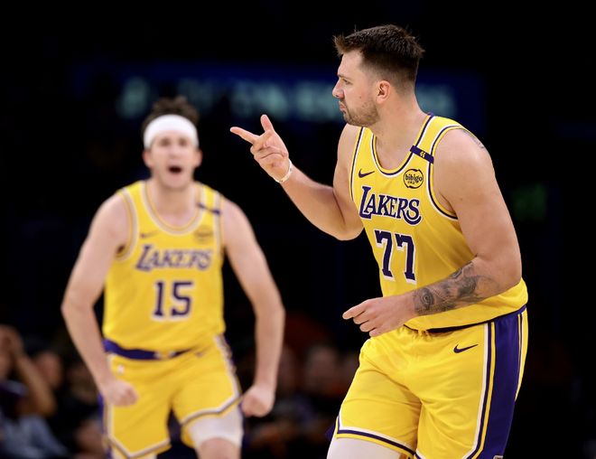 一場(chǎng)肝腸斷！湖人首戰(zhàn)暴露問(wèn)題，里夫斯卻爭(zhēng)議發(fā)言，這是點(diǎn)老詹呢