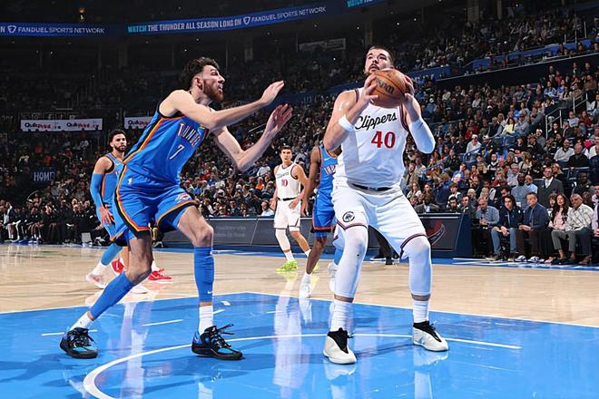 戰(zhàn)績已經(jīng)如此糟糕，快船內(nèi)線支柱的比賽態(tài)度也發(fā)生了明顯的變化？