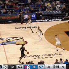 狀態(tài)正佳卻傷了，恩比德與對手相撞倒地離場，疑似右膝老傷復發(fā)