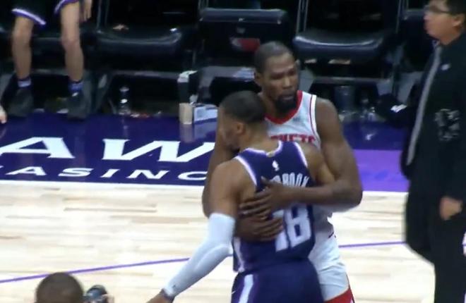 時光你慢點走！杜蘭特賽后因輸球而沮喪，依然和威少擁抱致意