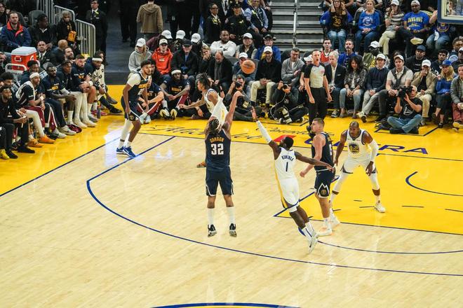 庫里42+7，戈登50+8+10記3分創(chuàng)NBA歷史第1神跡，勇士14分逆轉(zhuǎn)掘金