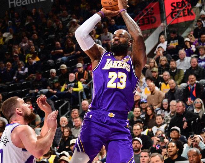 东契奇45+11+14力压乔治，斯玛特5三分詹皇准三双，湖人逆转爵士