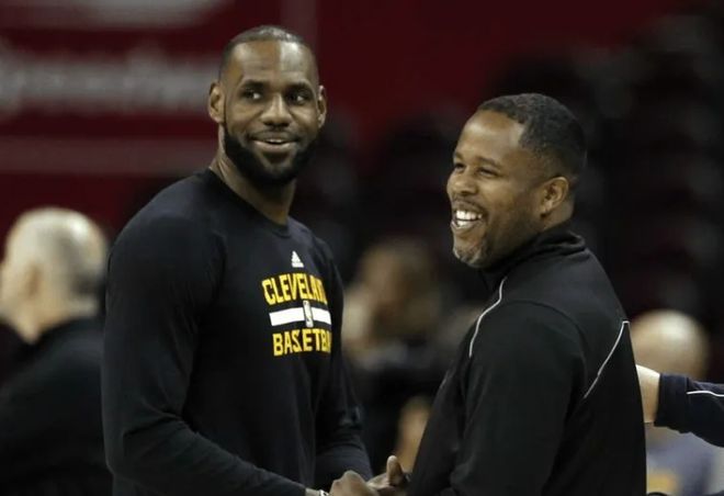 有內(nèi)鬼！詹姆斯躺槍?zhuān)糜奄u(mài)內(nèi)部消息，湖人比賽遭操縱，太難了