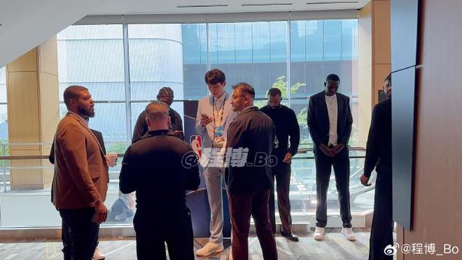 西装笔挺，杨瀚森现身选秀大会抽签现场