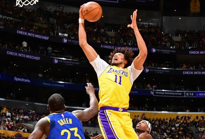 畢竟只是一名低薪板凳中鋒，他和湖人的失敗又有什么關(guān)系呢？