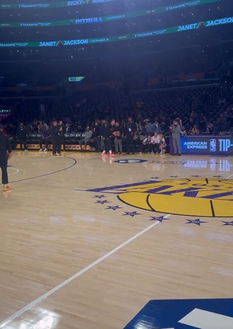 抬手就來啊！東契奇熱身時(shí)在中場投進(jìn)三分