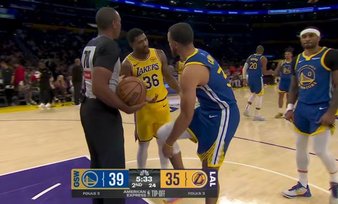 新賽季第一個(gè)惡犯！詹皇新隊(duì)友施展關(guān)節(jié)技，夾臂廢庫里，裁判重罰