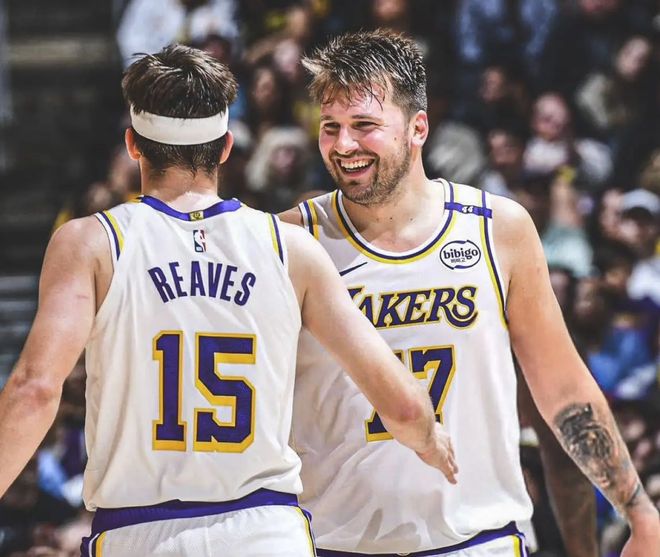 贏球概率0.01%！湖人4次落后10分以上大翻盤，三巨頭還不如兩巨頭