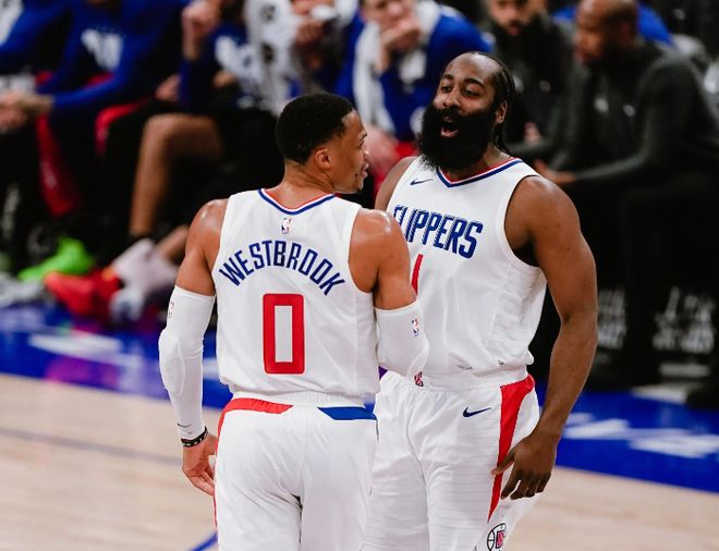 从3亿顶薪到底价续约，成NBA最争议球星！又与哈登闹掰，该退役了
