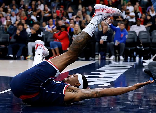 狀態(tài)不差積極性也有，可惜快船沒有給后場新援足夠高的戰(zhàn)術(shù)地位？